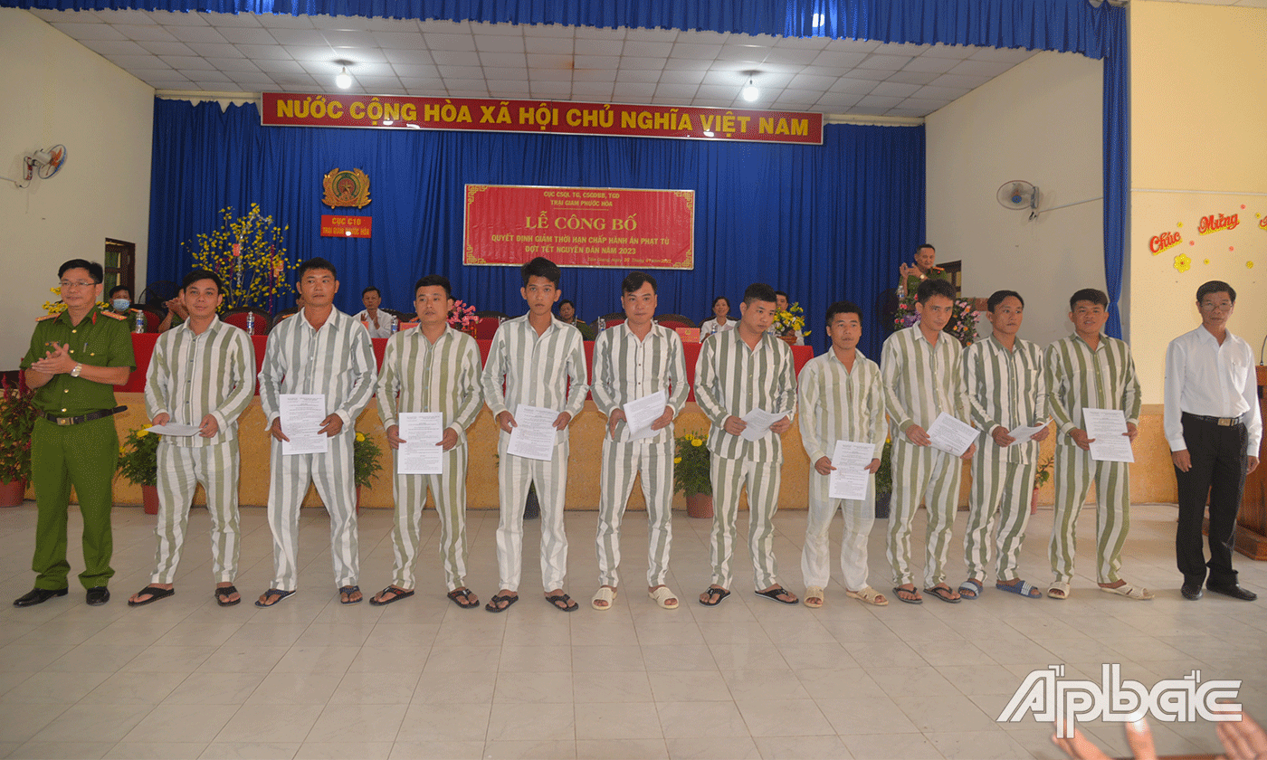 Trao quyết định giảm hết thời hạn chấp hành án phạt tù cho các phạm nhân.