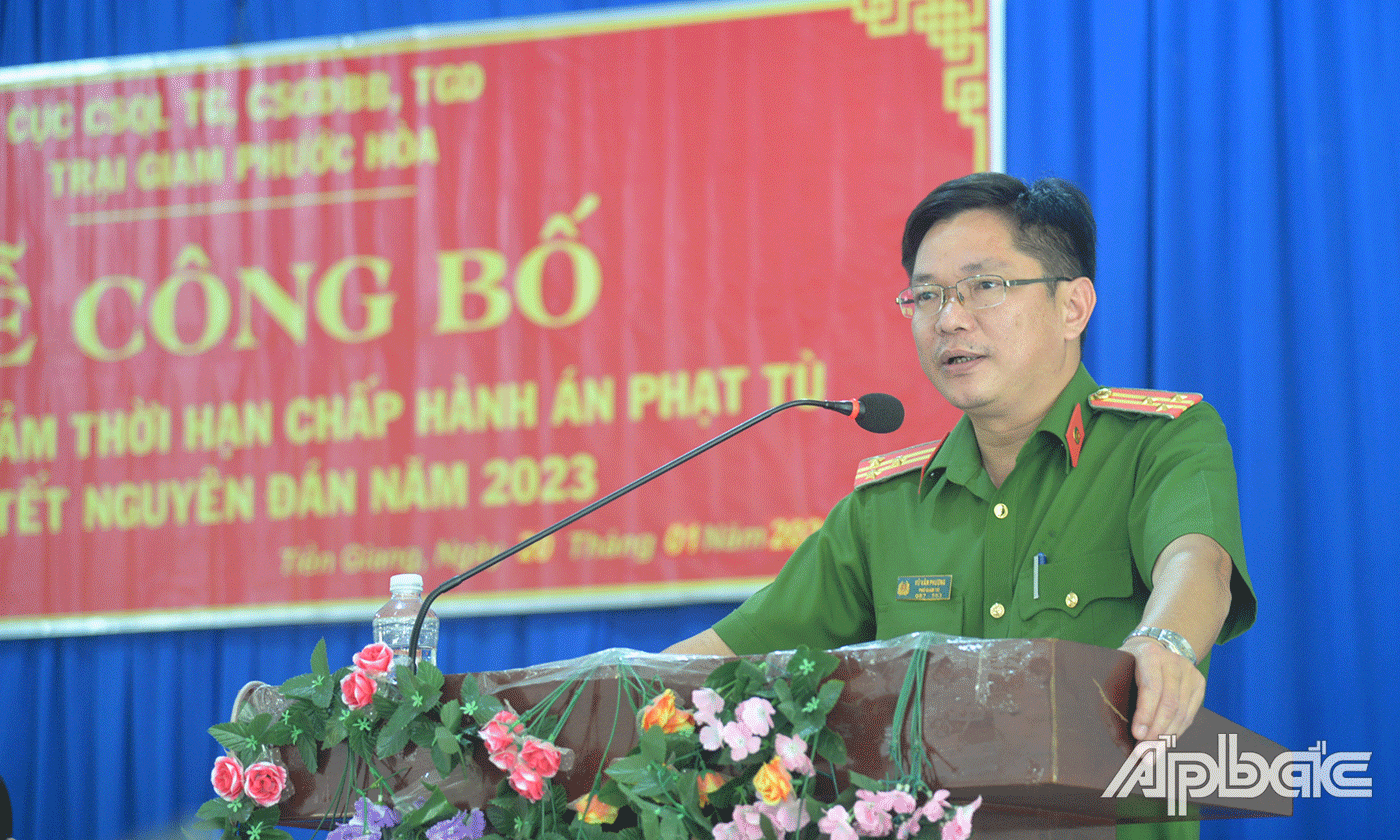 Thượng tá Vũ Văn Phượng, Phó giám thị Trại giam Phước Hòa chúc mừng và căn dặn các phạm nhân còn lại tiếp tục cải tạo tốt.