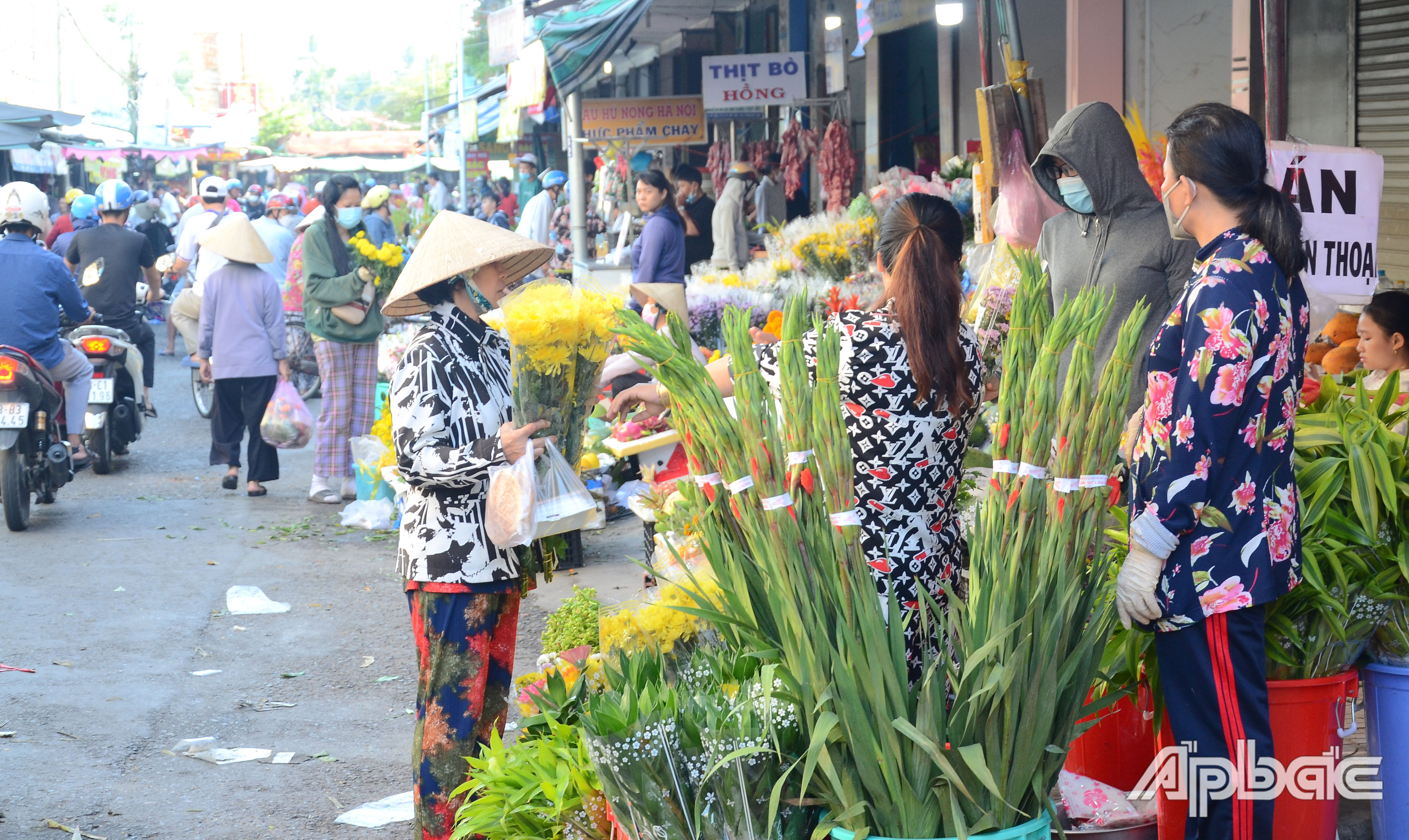Người dân mua hoa chưng tết.