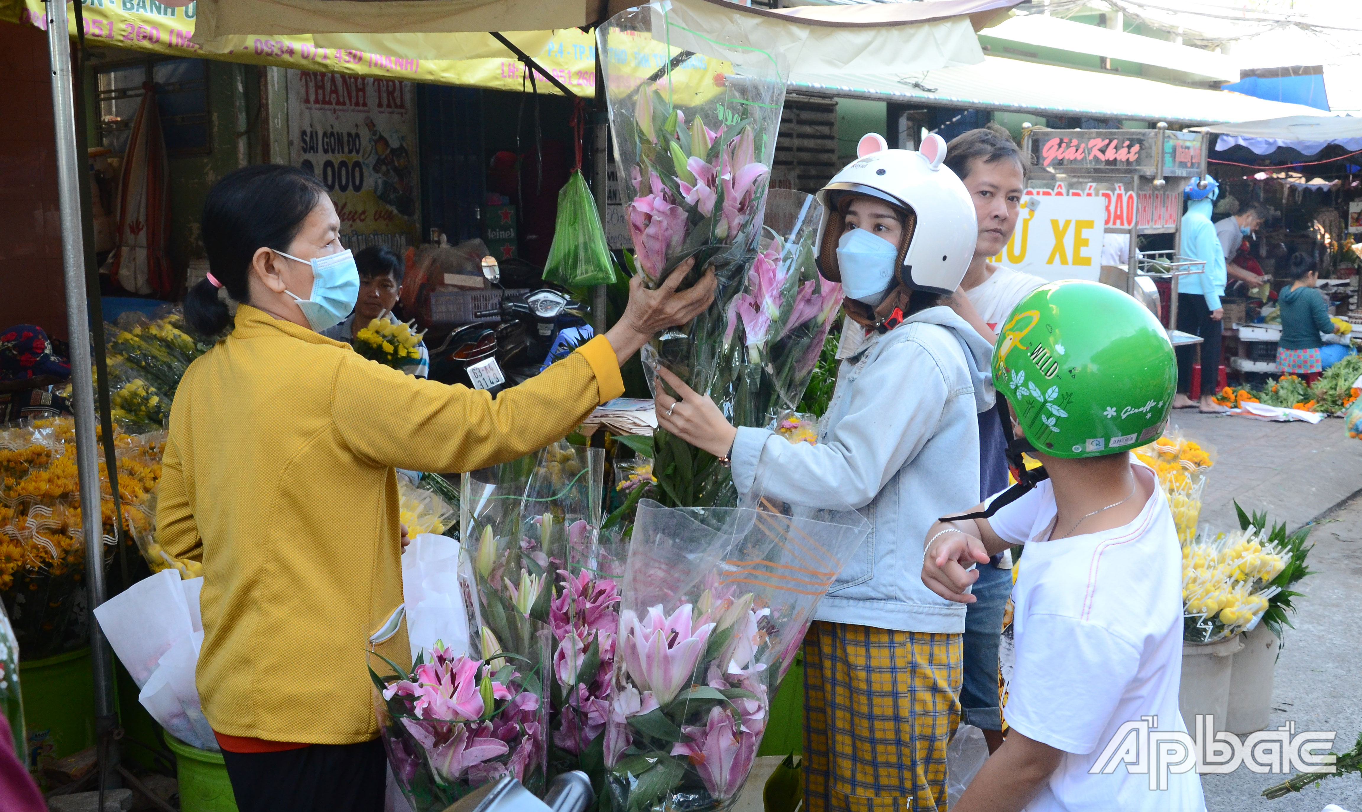 Hoa chưng tết hút hàng vào ngày cuối năm.