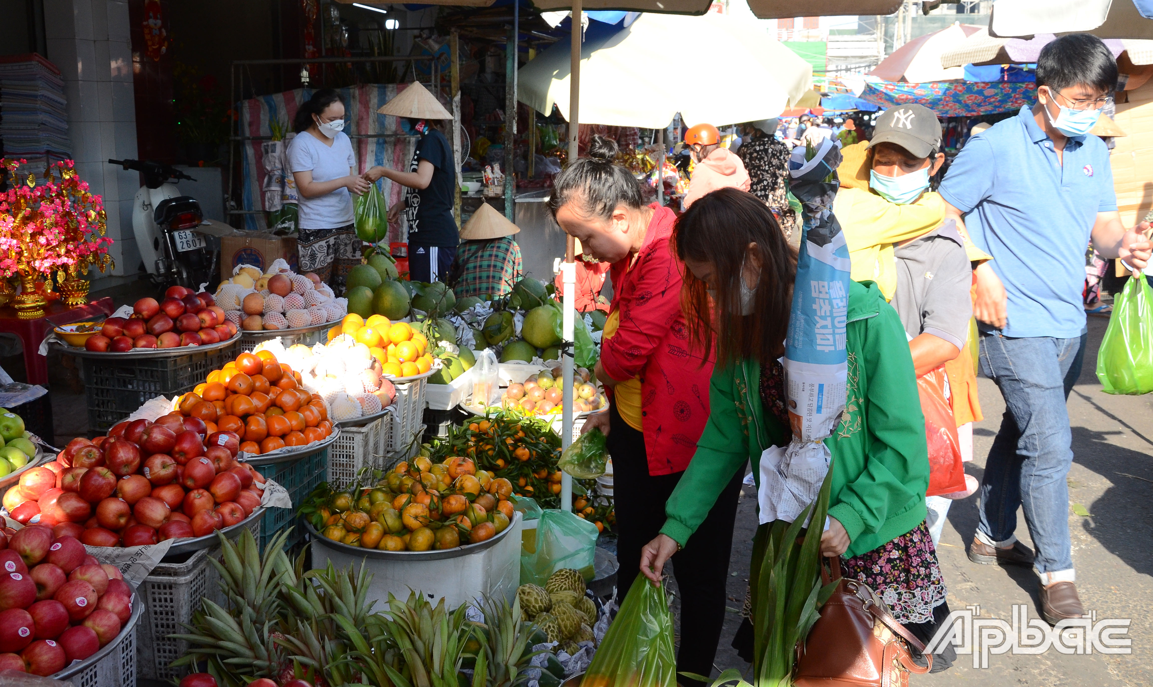 Giá một số loại trái cây chưng tết tăng trong ngày cuối năm.