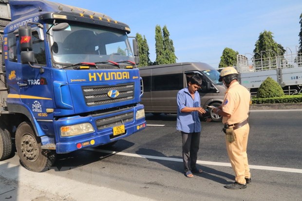Tổ cảnh sát giao thông làm nhiệm vụ trên Quốc lộ 1 thuộc huyện Châu Thành, tỉnh Tiền Giang. (Ảnh: Minh Trí/TTXVN)