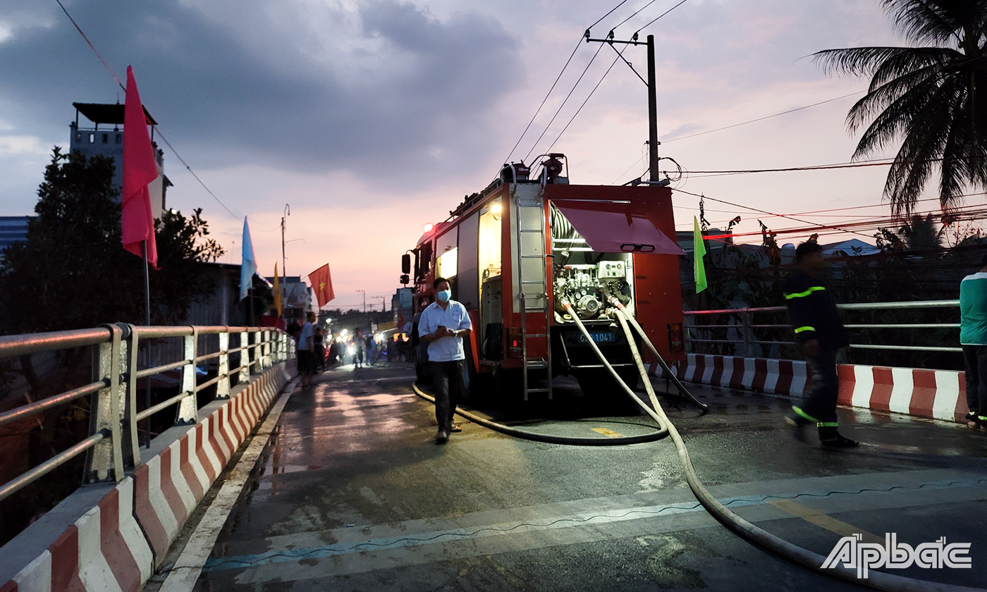 Kho hàng ở khu vực cầu Xoài Hột. Ảnh: TRỌNG THỨC
