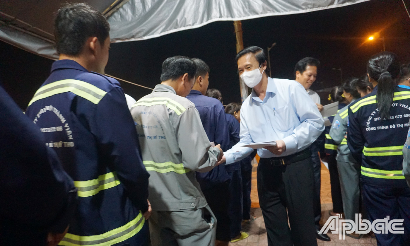 Đồng chí Nguyễn văn Danh thăm và tặng quà công nhân làm vệ sinh trong đêm Giao thừa tại Quảng trường Hùng vương.