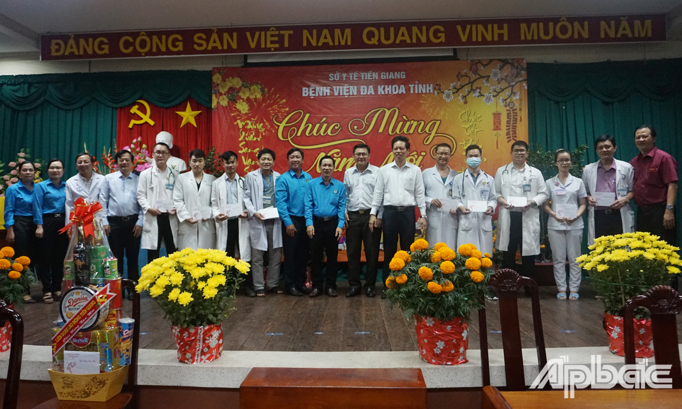 Đồng chí Nguyễn Thành Diệu cùng Đoàn đến thăm, tặng quà các bác sĩ làm việc trong đêm Giao thừa Bệnh viện Đa khoa trung tâm Tiền Giang