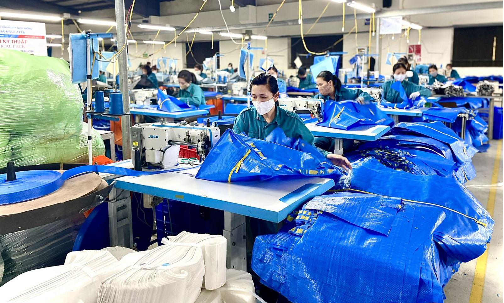 Công nhân tại nhà máy Z76.