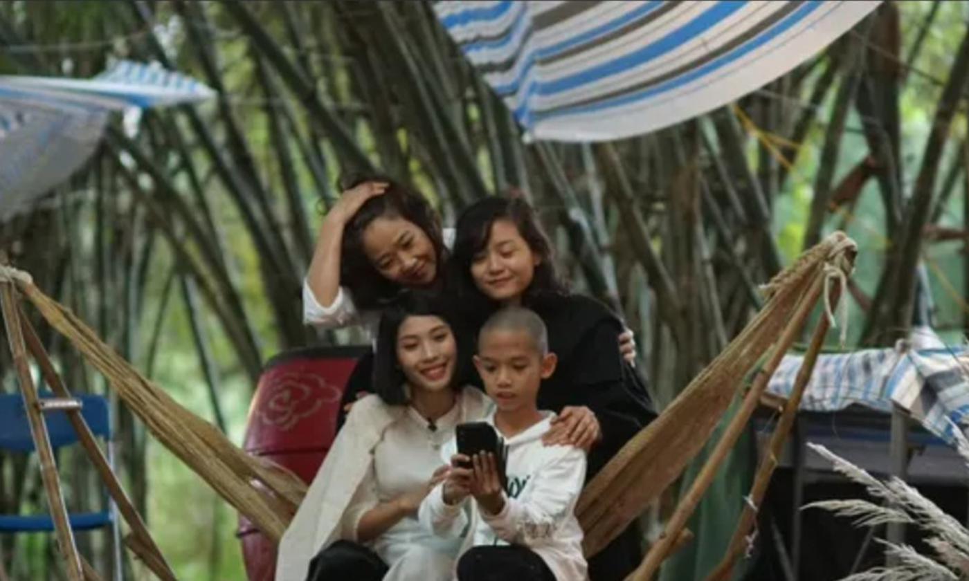 Các diễn viên trong đêm diễn Memento Mori ở Hội An cuối năm 2018. Trong đó, Phạm Thị Huế (hàng trước, bìa trái) đã mãi mãi ra đi vào ngày 2/4/2019, sau 7 năm chống chọi với ung thư. (Ảnh: Memento Mori Việt Nam)