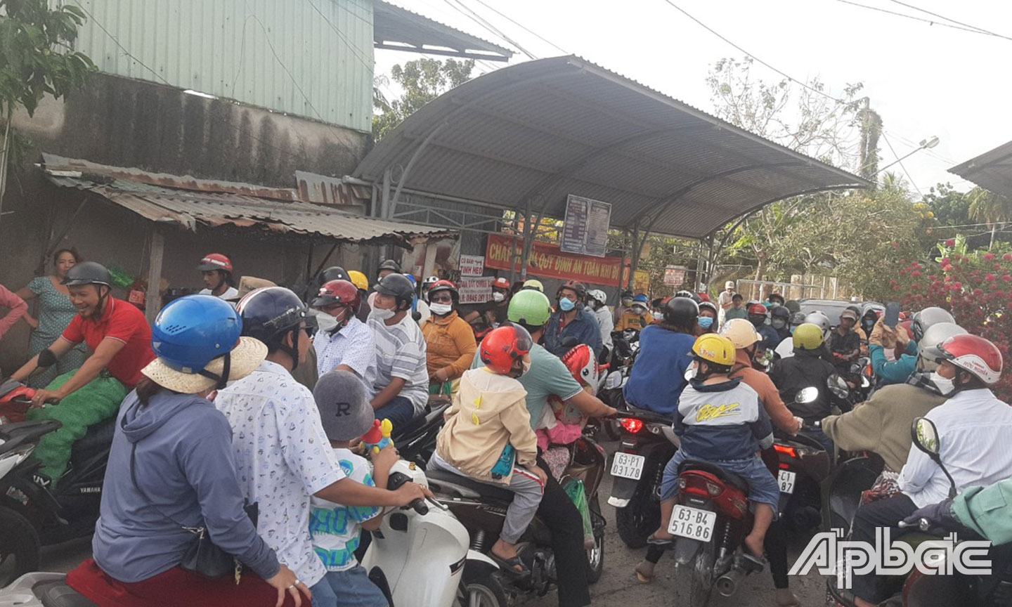 Kẹt cứng phương tiện ở 2 đầu bến.
