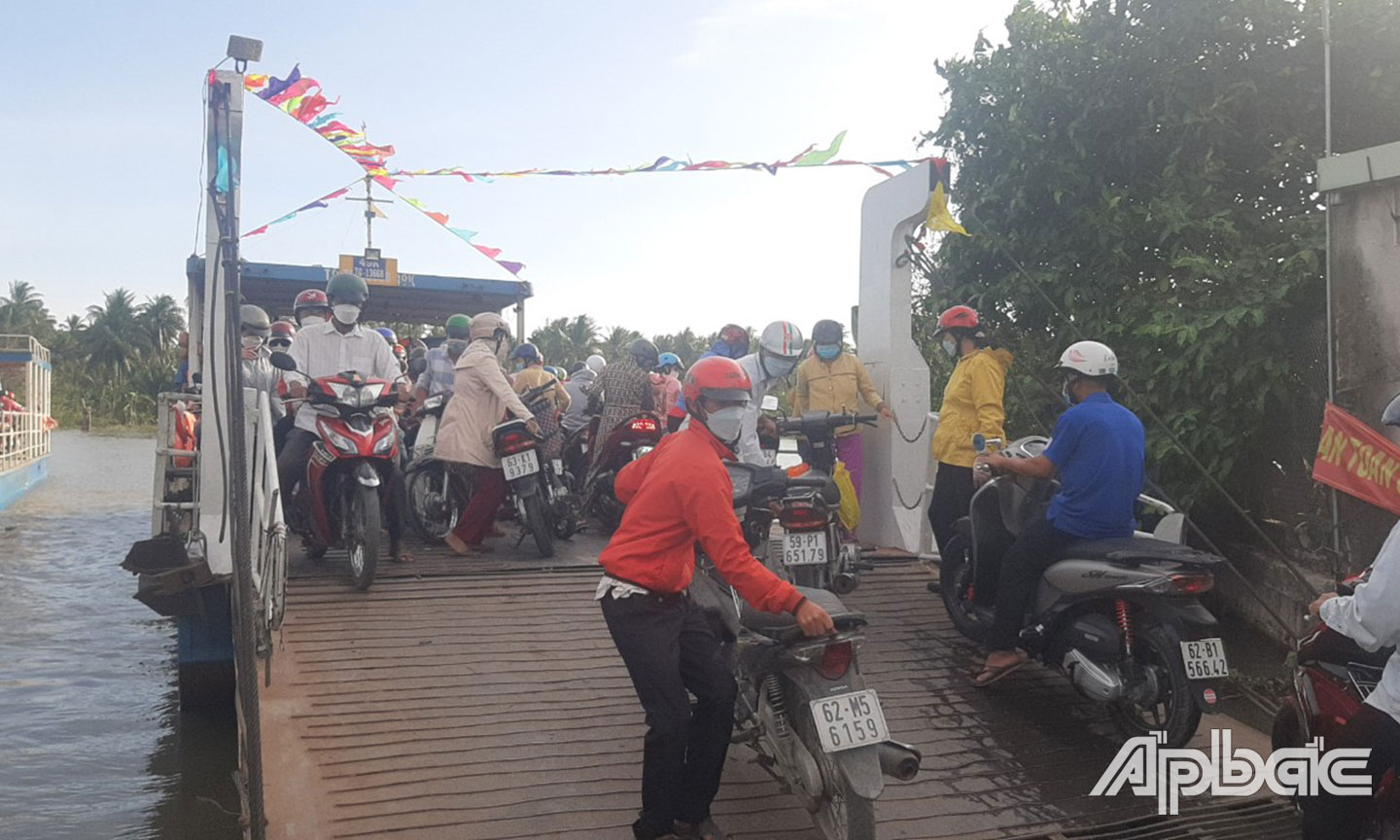 Người dân chen nhau lên phà.