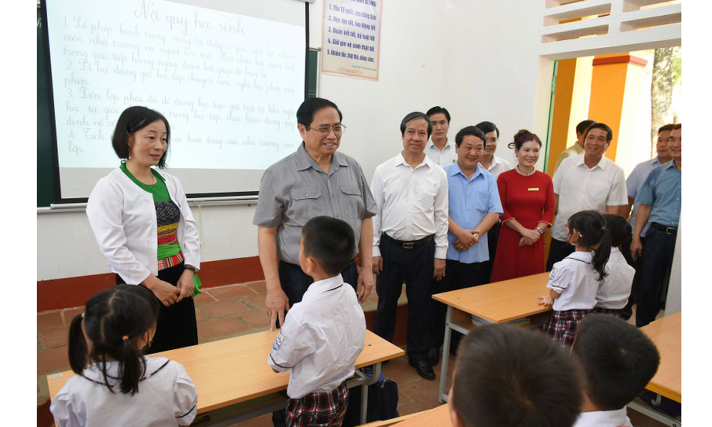 Thủ tướng Chính phủ Phạm Minh Chính thăm giáo viên, học sinh huyện Yên Lập (tỉnh Phú Thọ) trước thềm năm học mới 2022 - 2023.