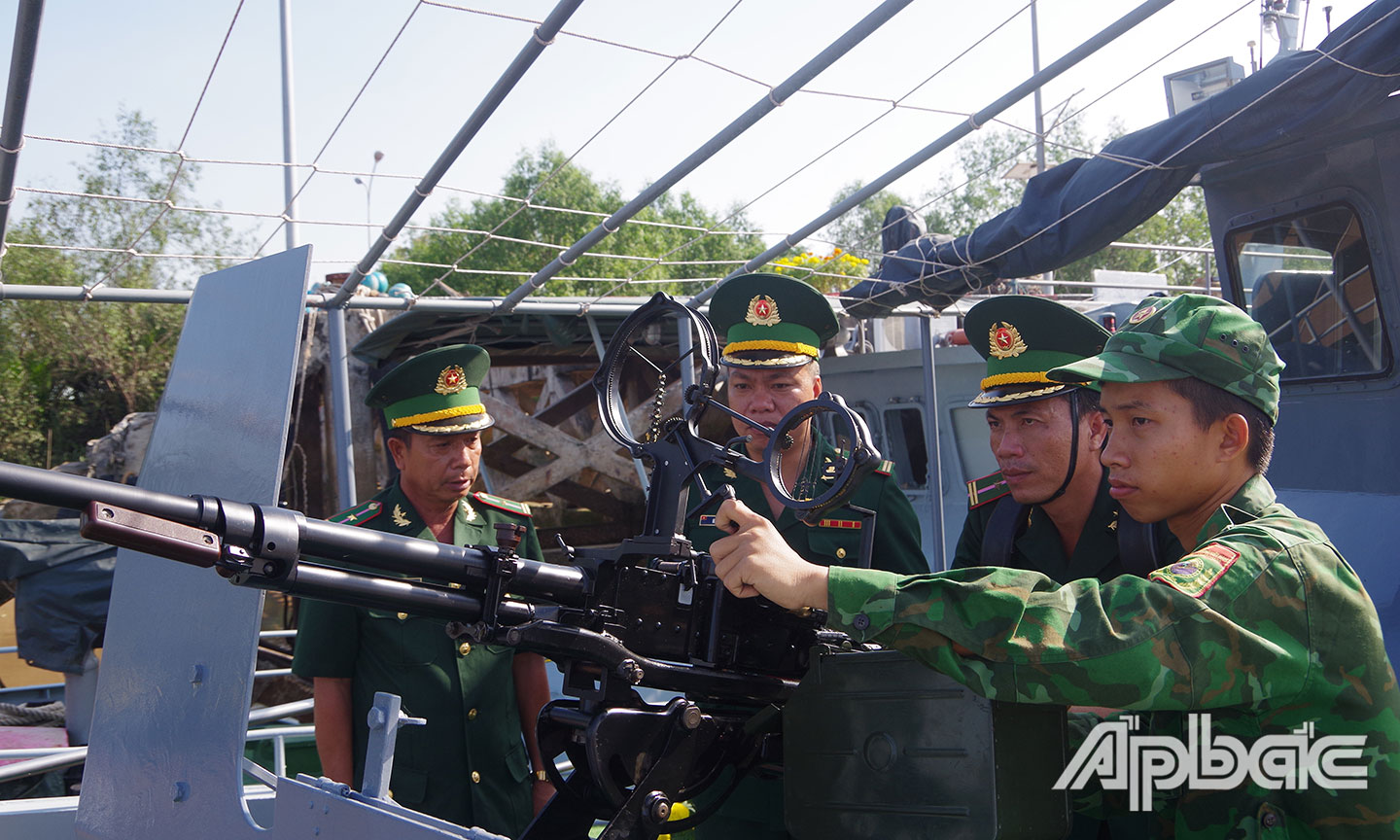 iểm tra kíp chiến đấu tàu tuần tra của Hải đội 2, BĐBP Tiền Giang.