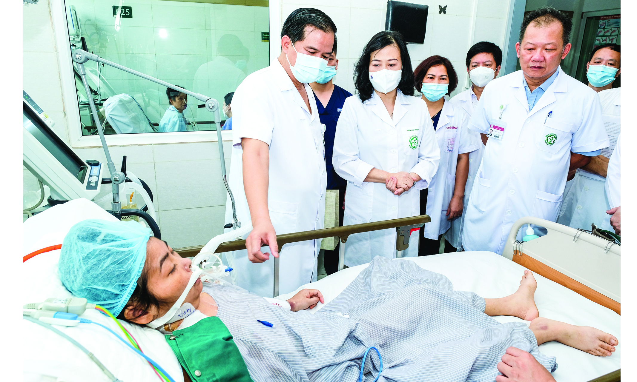 Bộ trưởng Đào Hồng Lan (đứng giữa) thăm bệnh nhân đang điều trị tại Bệnh viện Bạch Mai. Ảnh: Trần Minh