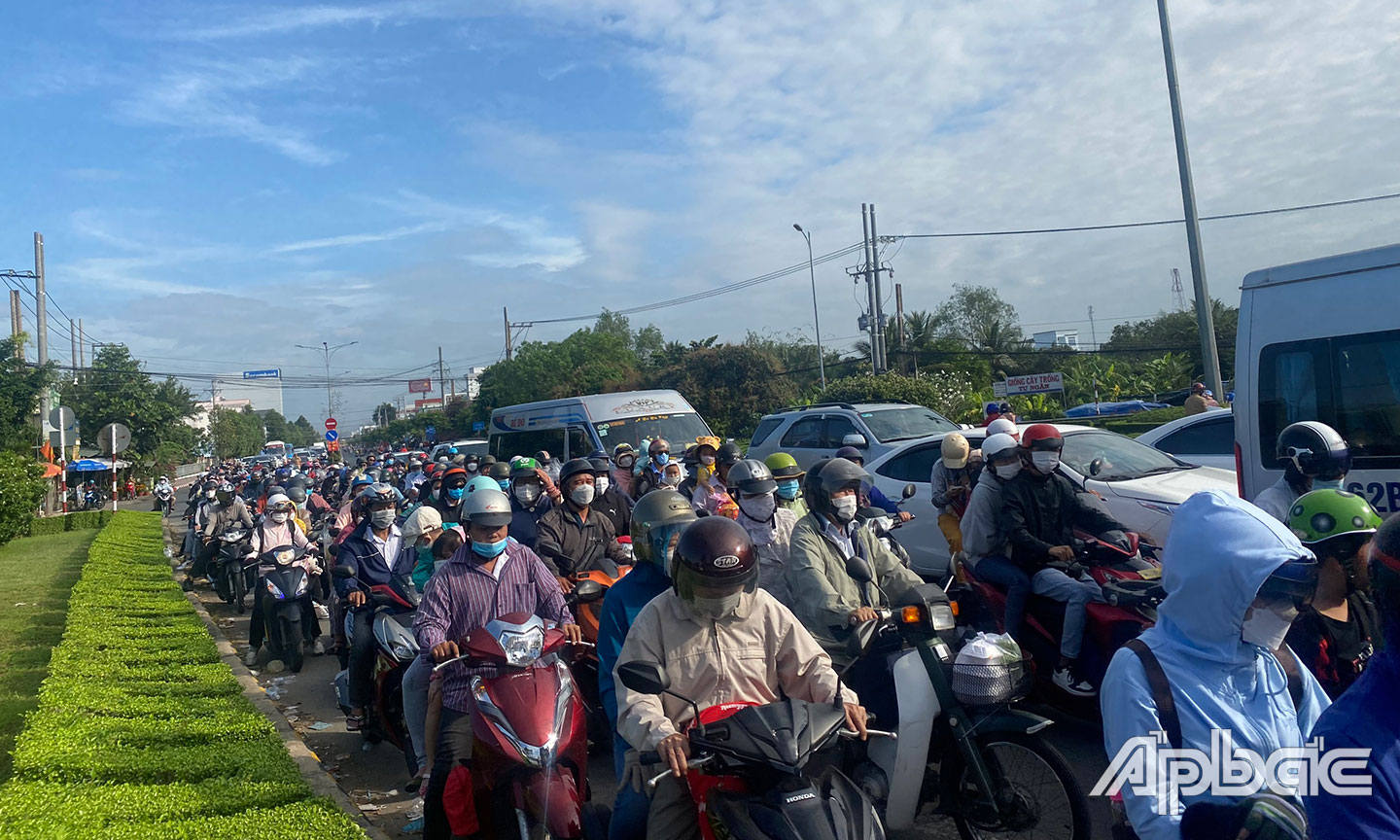 Các phương tiện tập trung qua cầu quá đông, khiến cầu Rạch Miễu quá tải.