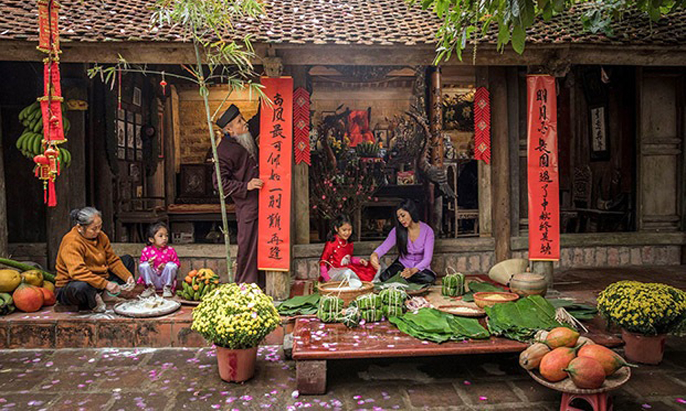 Nói đến Tết xưa người ta không thể không nhắc tới hai câu thơ: 'Thịt mỡ, dưa hành, câu đối đỏ / Cây nêu, tràng pháo, bánh chưng xanh' - Ảnh: Internet