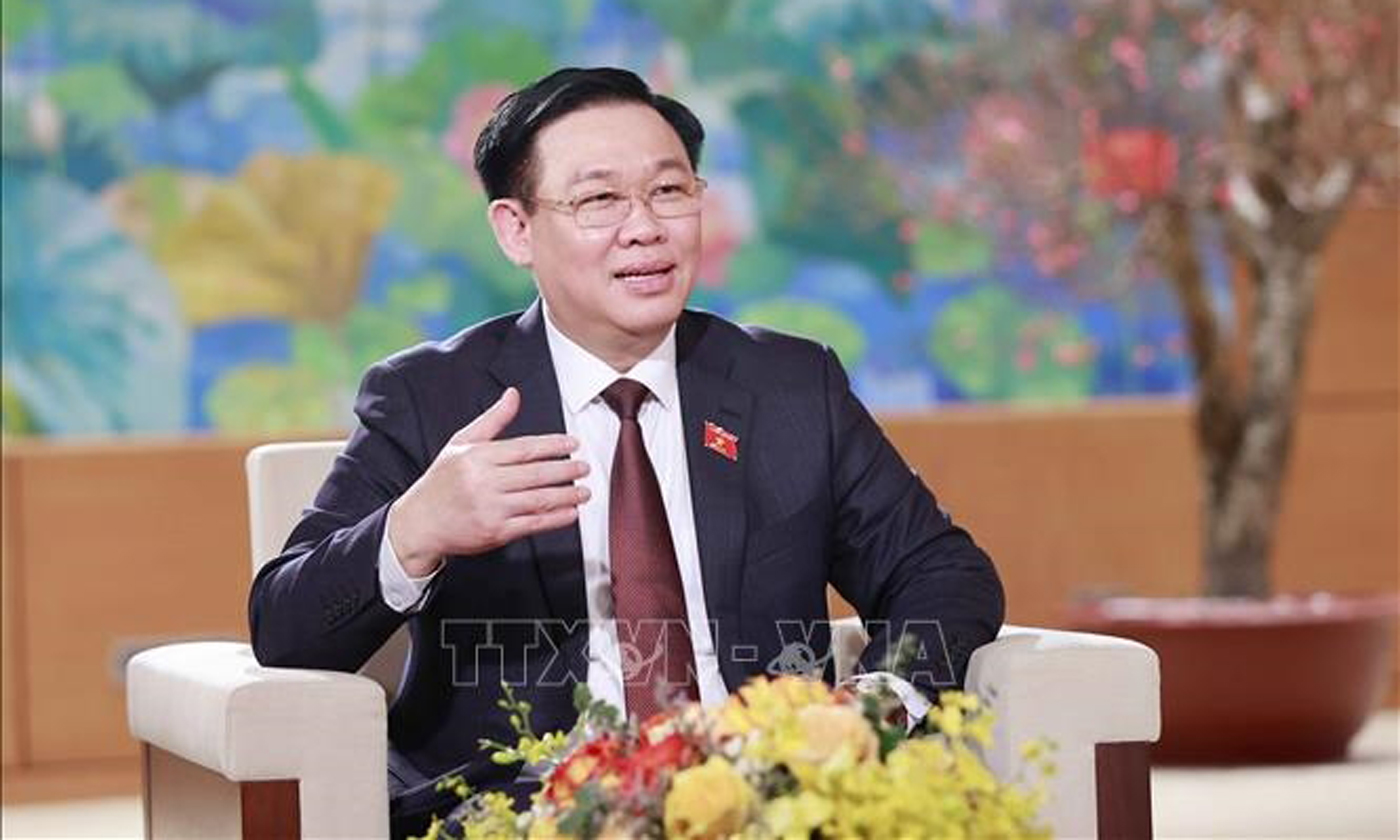 Chủ tịch Quốc hội Vương Đình Huệ trả lời phỏng vấn của phóng viên Thông tấn xã Việt Nam. Ảnh: Doãn Tấn - TTXVN