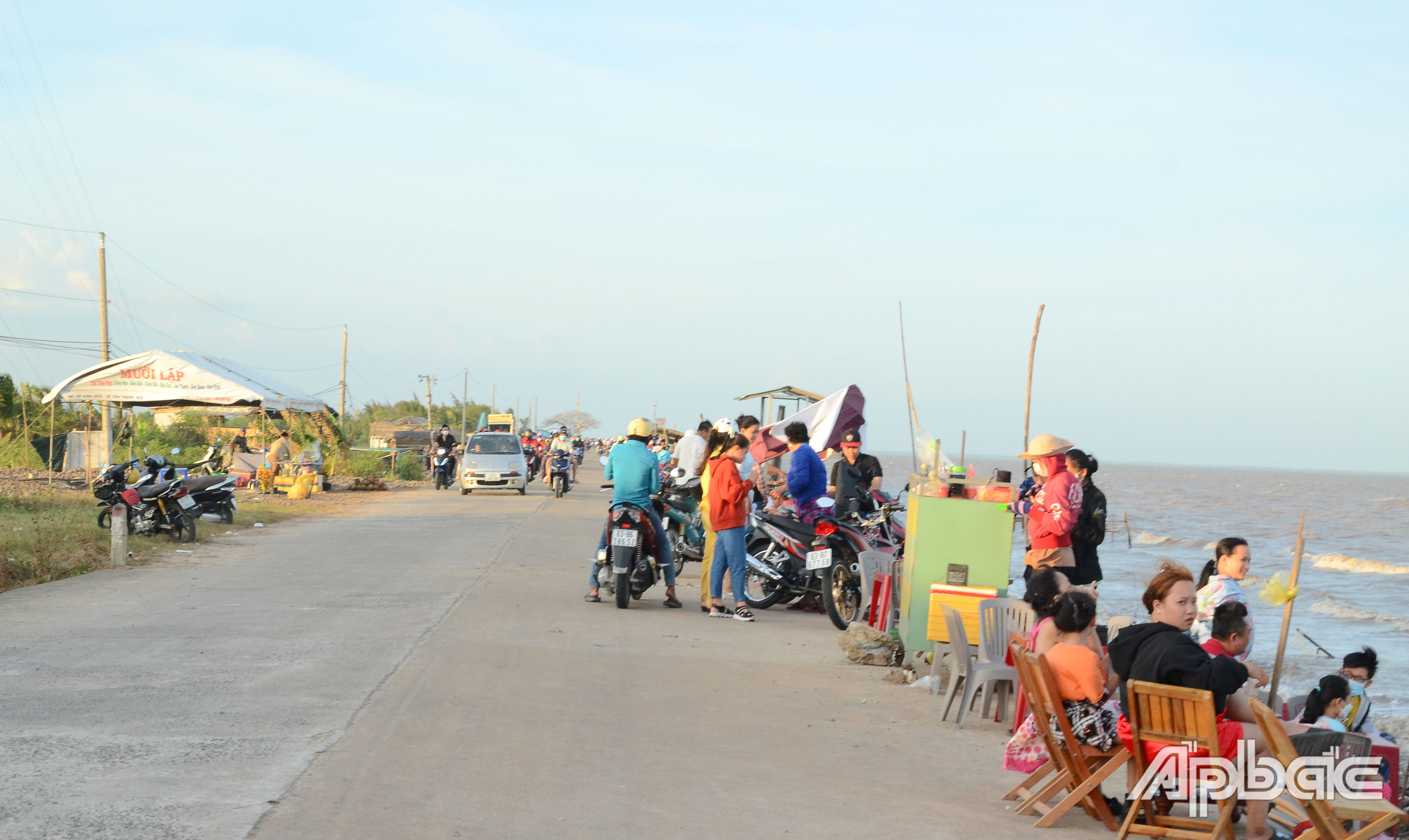 Hàng quán mọc lên trên tuyến đê biển.