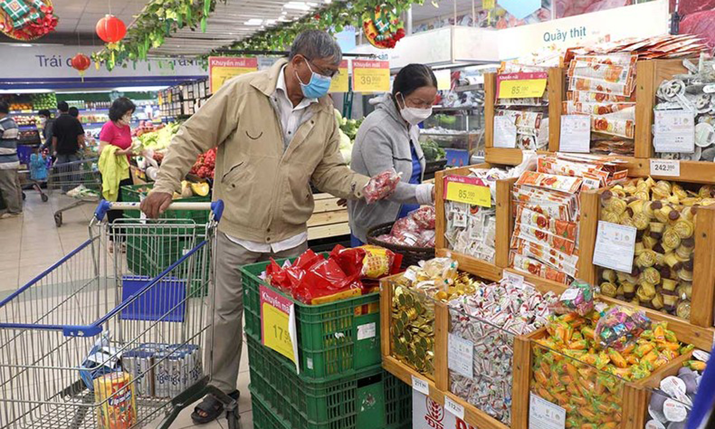 Người dân mua sắm tại Siêu thị Co.opmart Vĩnh Long. (Ảnh: LÊ THÚY HẰNG)