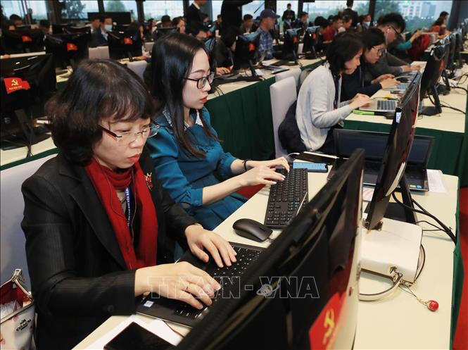 Phóng viên các cơ quan thông tấn, báo chí tác nghiệp tại Họp báo Đại hội XIII của Đảng. Ảnh: TTXVN 