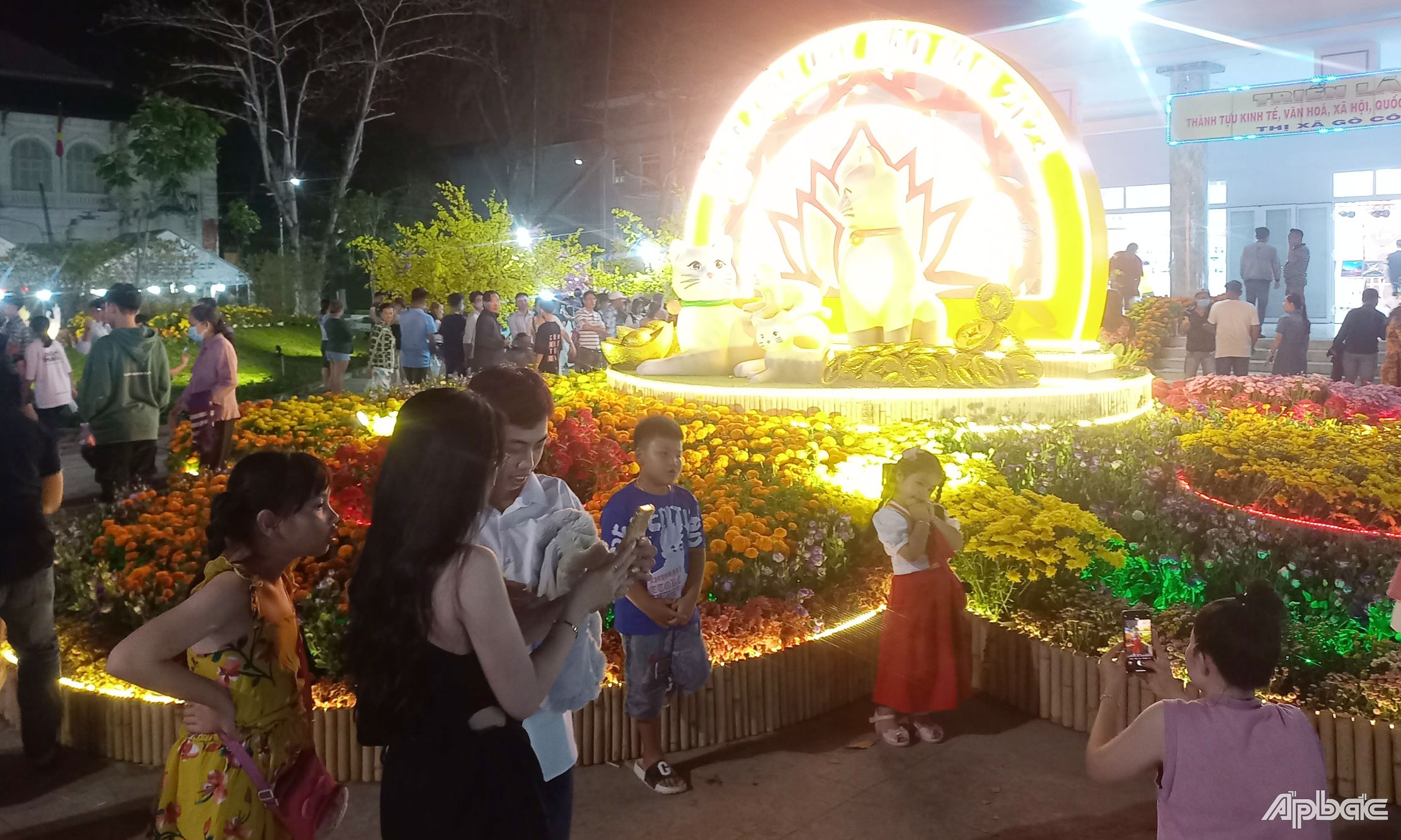 Có rất đông người dân đến chụp ảnh với linh vật tại TX. Gò Công.