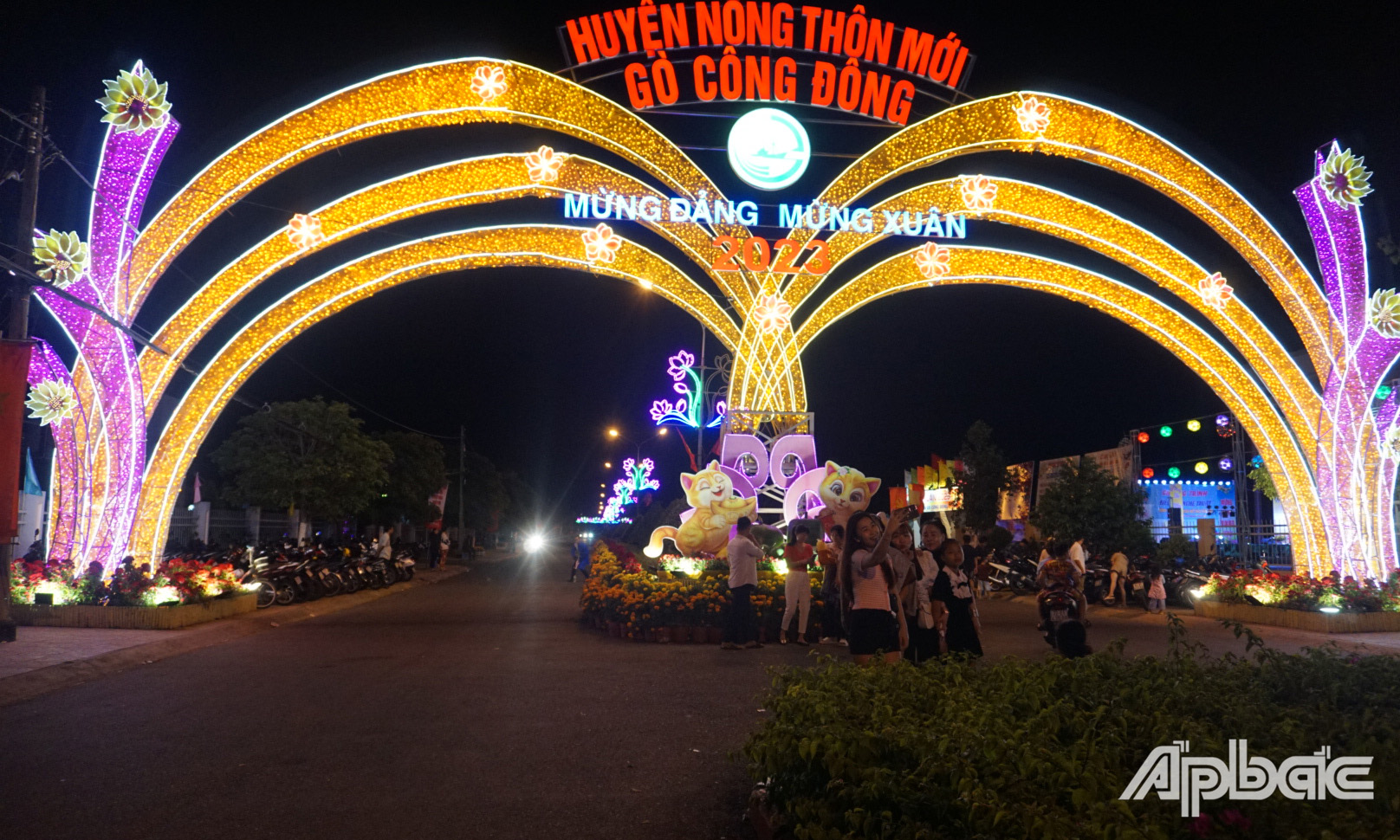 Các cụm tiểu cảnh tại huyện Gò Công Đông thu hút đông người dân đến tham quan, chụp ảnh.