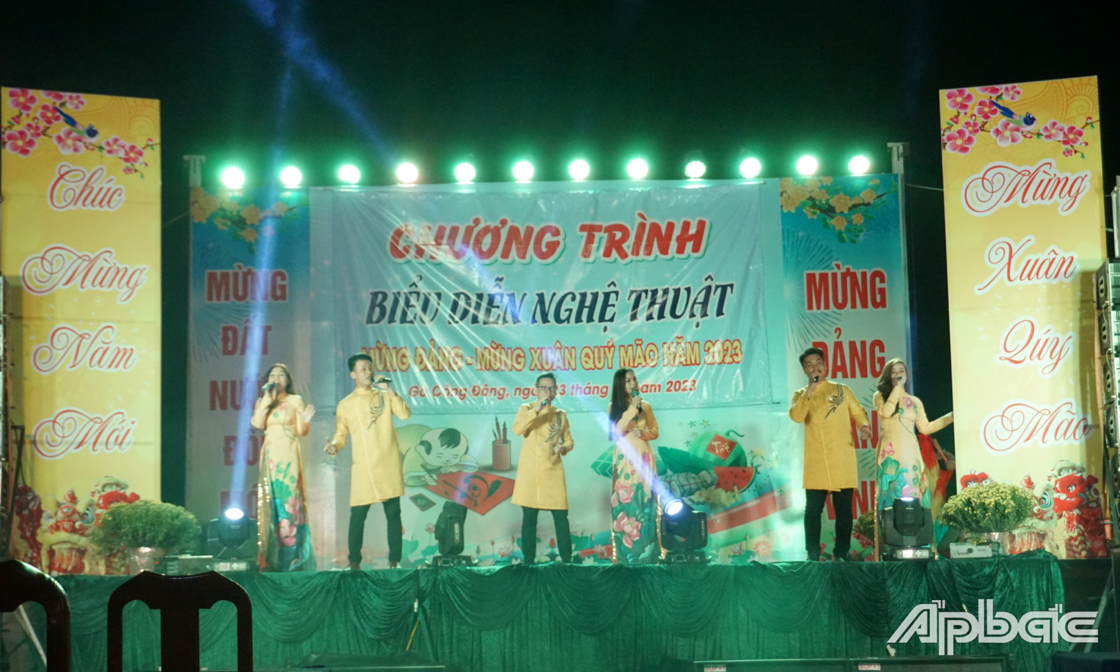 Biểu diễn nghệ thuật phục vụ nhân dân.