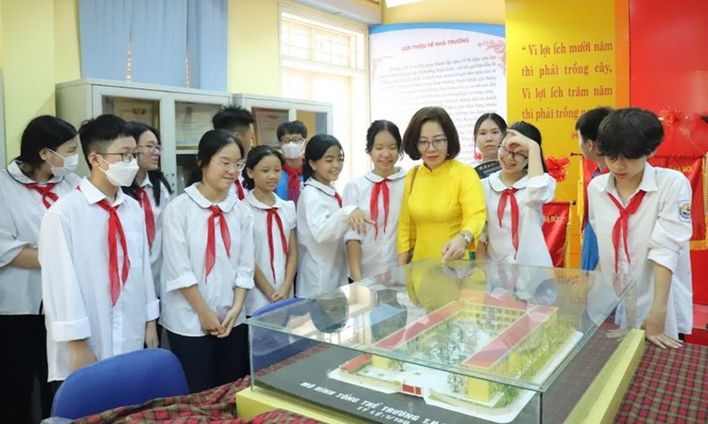 Giờ học trong phòng truyền thống của cô trò Trường THCS Ái Mộ (Long Biên, Hà Nội).