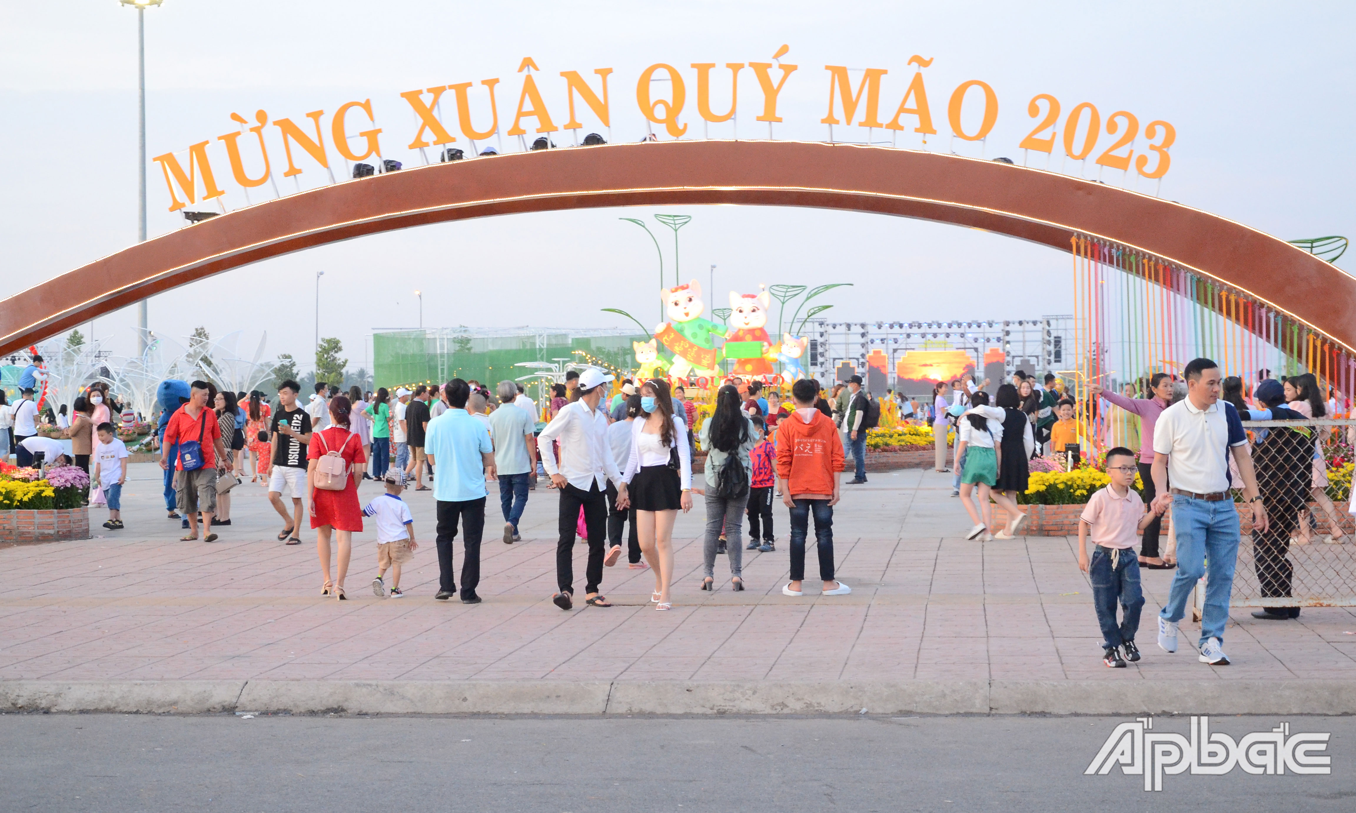  Quảng trường Hùng Vương thu hút đông người dân đến tham quan, thưởng lãm.