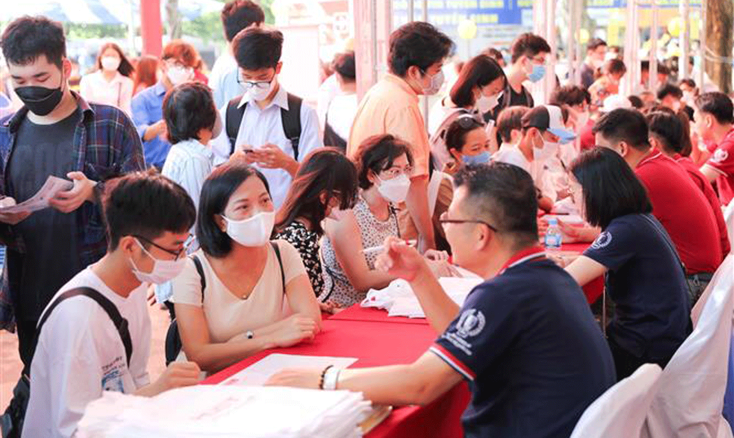 Thí sinh tham dự ngày hội tư vấn xét tuyển ở Hà Nội năm 2022. Ảnh: Thanh Tùng/TTXVN
