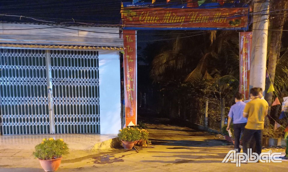 Lực lượng chức năng khám nghiệm hiện trường.