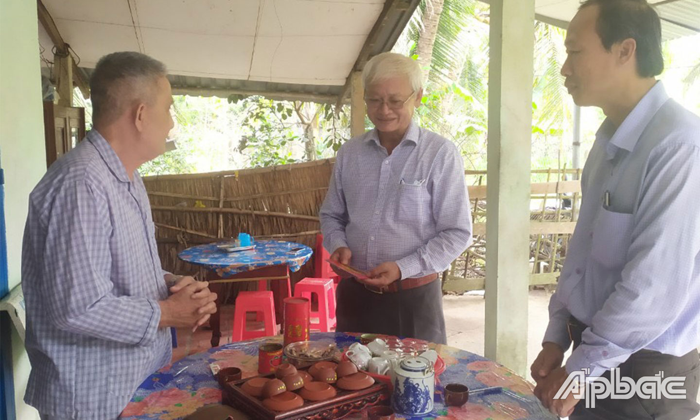 Đồng chí Huỳnh Văn Bé Hai (giữa) thăm gia đình chính sách nhân dịp Tết Nguyên đán Quý Mão 2023.
