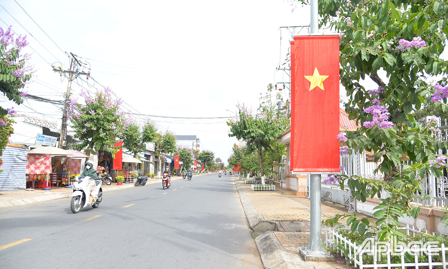 Cây xanh trên nhiều tuyến đường đô thị được cắt tỉa, xử lý cây ra hoa.