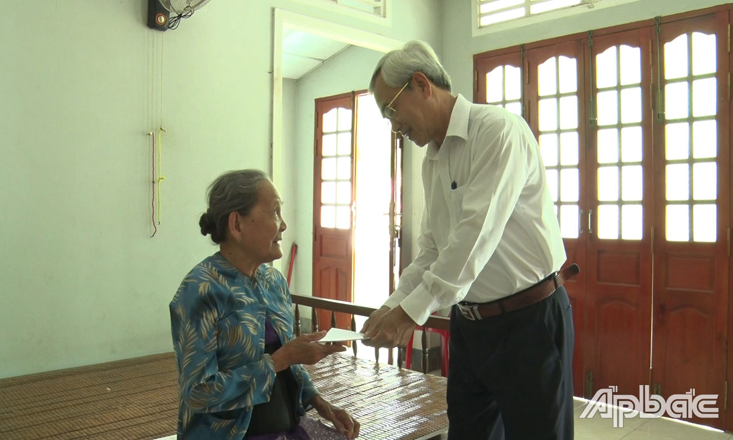 Phó Bí thư Thường trực Thị ủy Cai Lậy Hà Thanh Hữu thăm,  tặng quà gia đình chính sách xã Nhị Quý nhân dịp Tết Nguyên đán  Quý Mão 2023.                                                                                               Ảnh: CẨM MAI