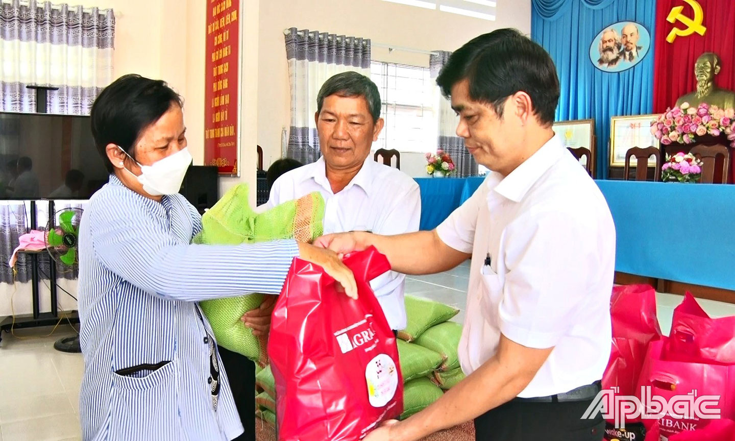  Công tác chăm lo tết cho các đối tượng yếu thế được các cấp,  các ngành TX. Cai Lậy quan tâm thực hiện.                       Ảnh: MAI PHƯƠNG
