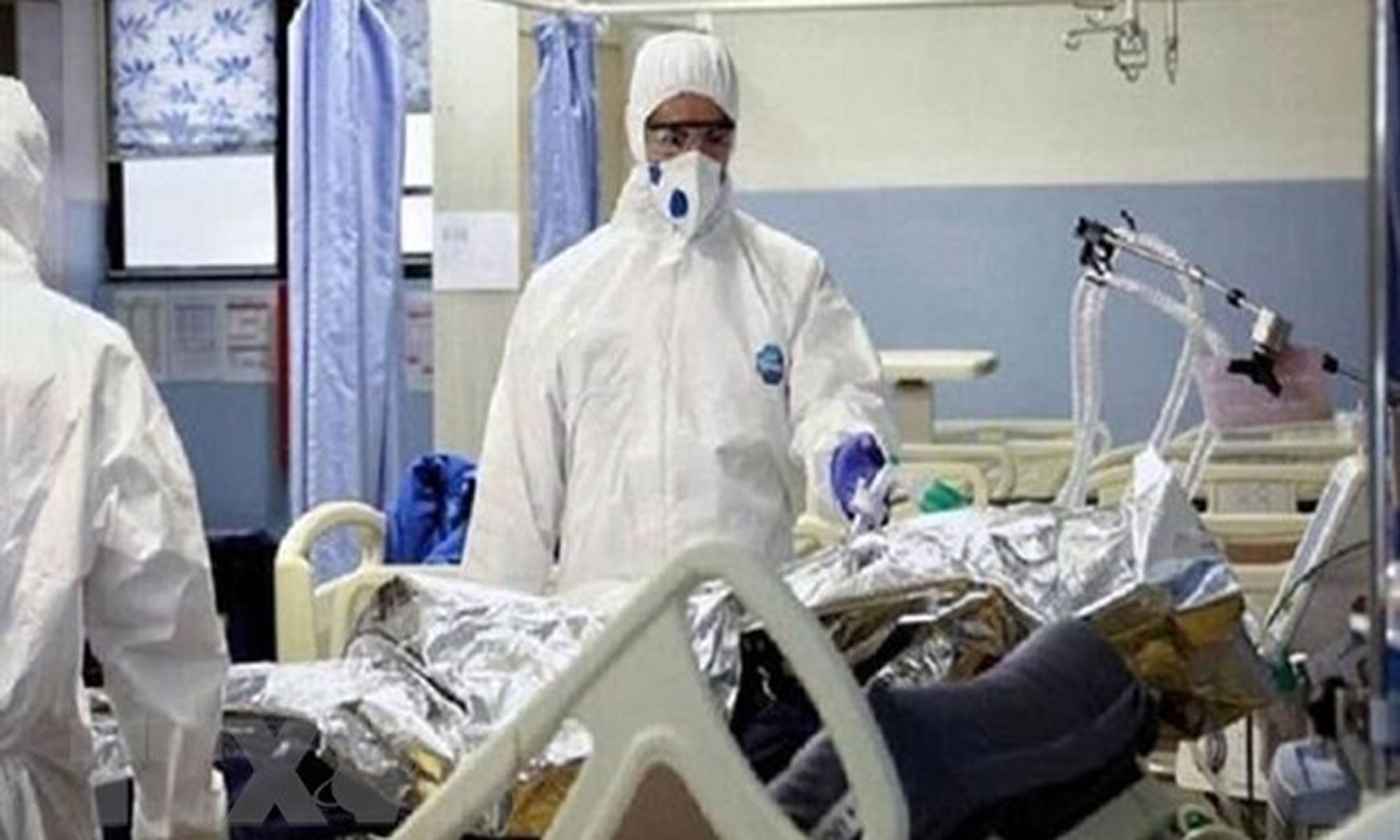 Điều trị cho bệnh nhân COVID-19 tại bệnh viện ở Iran. (Ảnh: IRNA/TTXVN)