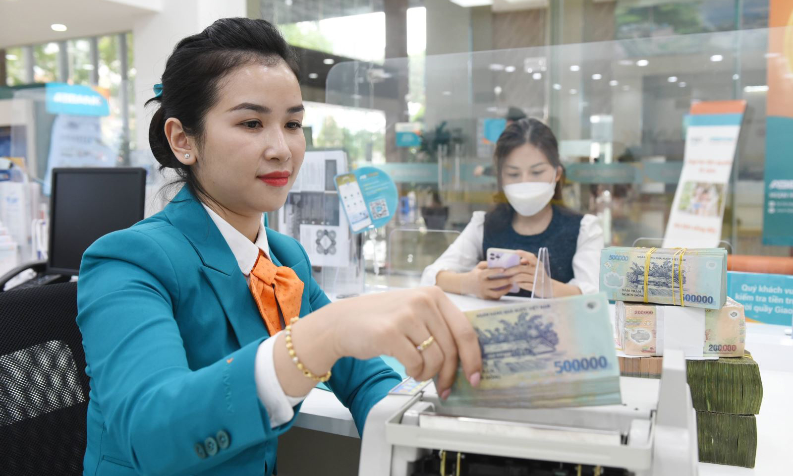 Duy trì lãi suất ổn định - Thách thức với ngành ngân hàng năm 2023. 