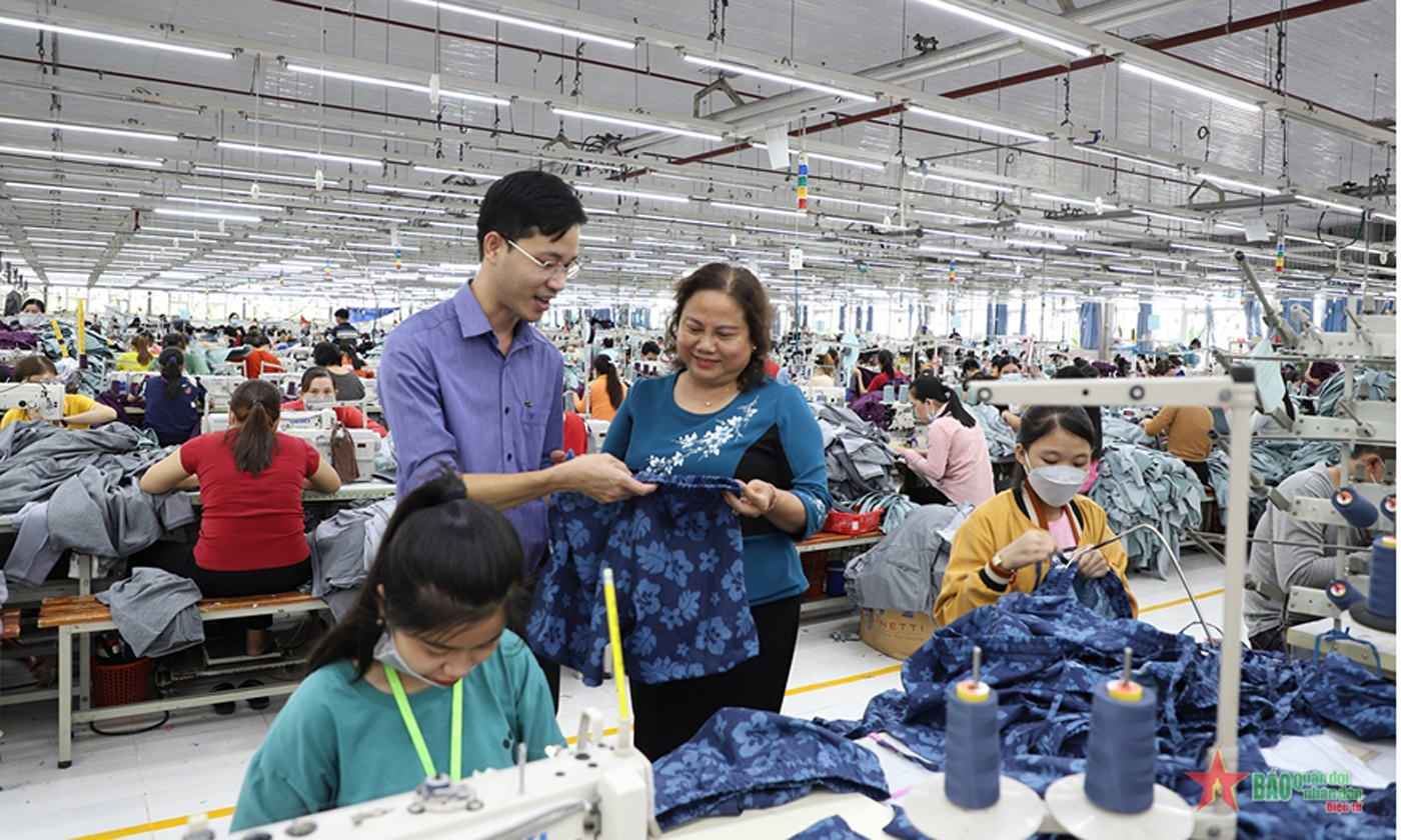 Bà Trần Thị Xuân Mai, Giám đốc Sở Lao động - Thương binh và Xã hội TP Cần Thơ, thăm hỏi tình hình sản xuất và việc làm tại Nhà máy may Vinatex Cần Thơ. 