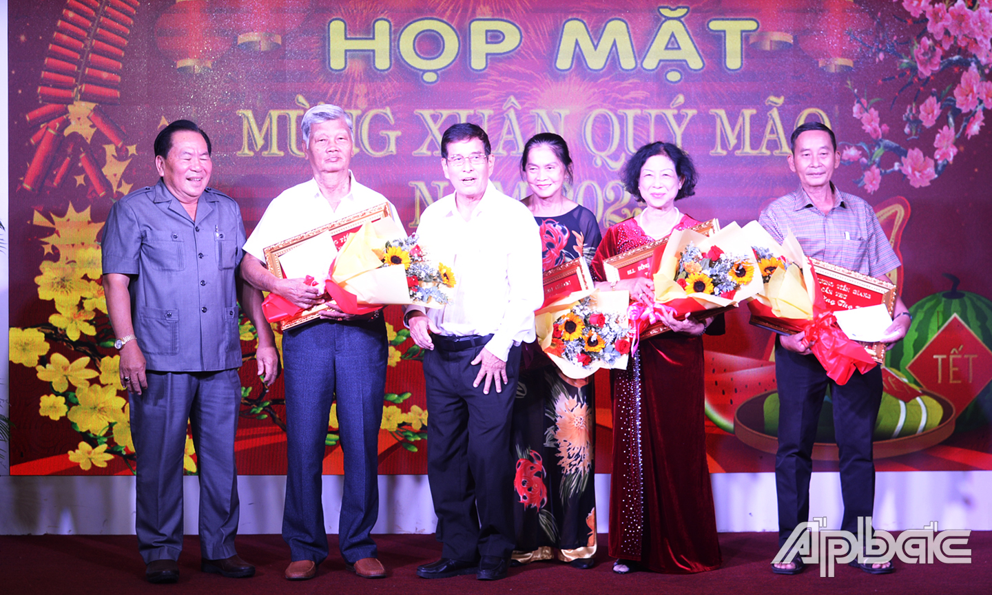 Ban liên lạc tặng quà cho các đồng hương cao niên.