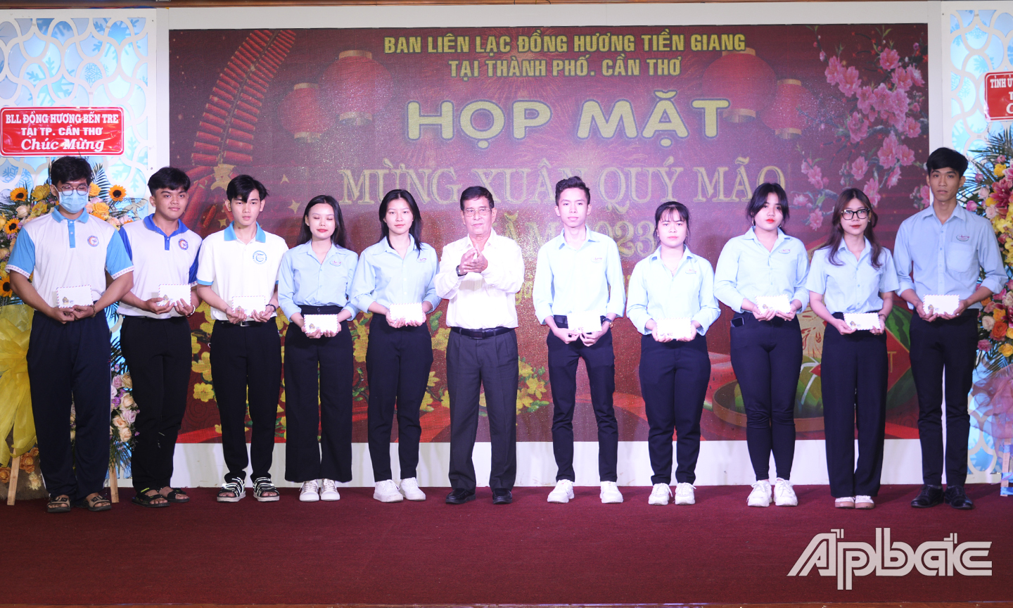 Ban liên lạc tặng 50 suất học bổng cho các sinh viên Tiền Giang đang học tập tại TP. Cần Thơ.