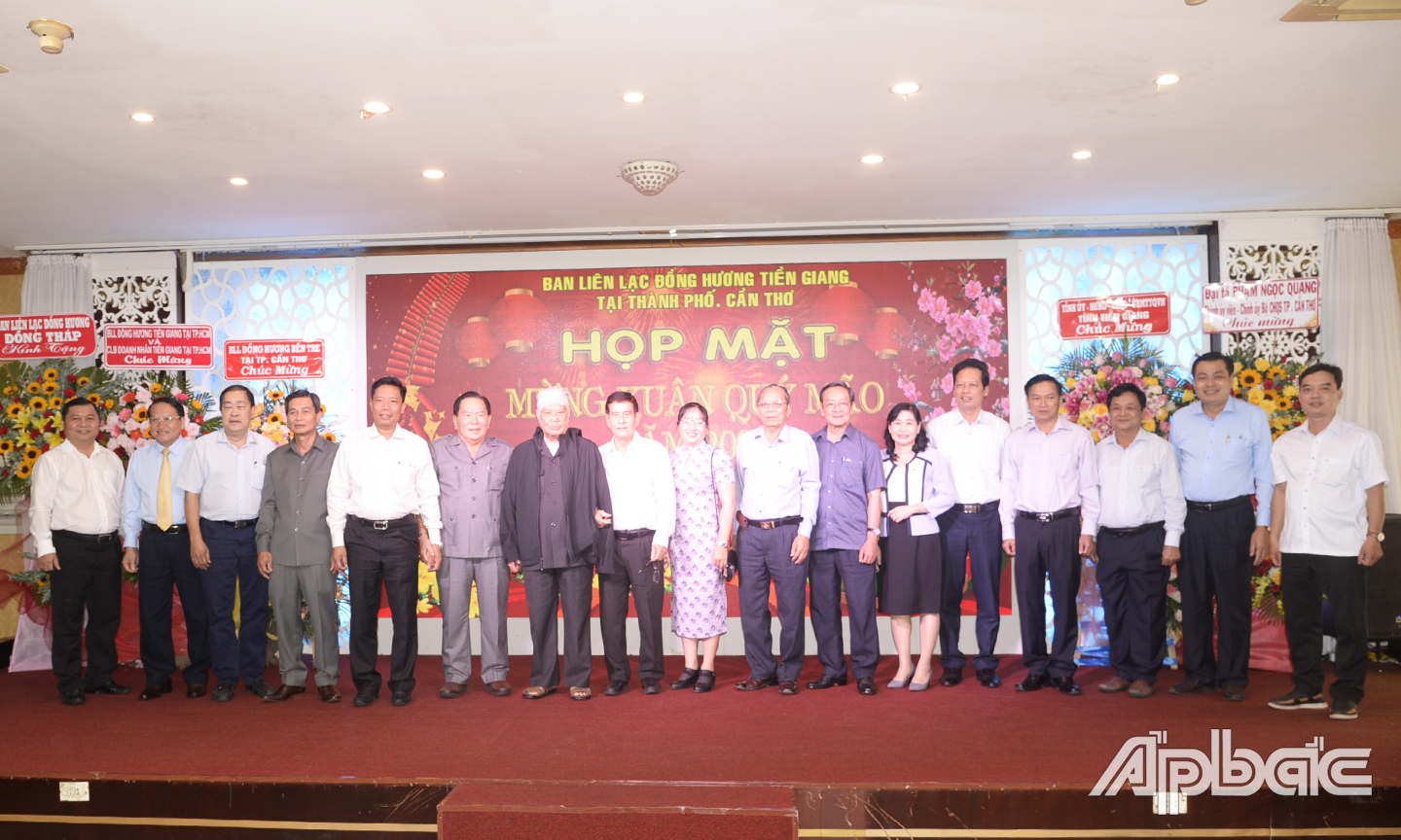 Lãnh đạo tỉnh chụp ảnh lưu niệm cùng Ban liên lạc.
