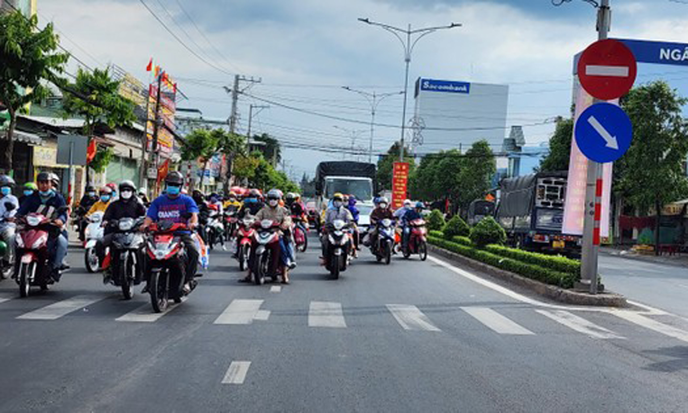 Lượng xe máy hướng về TPHCM khá đông.