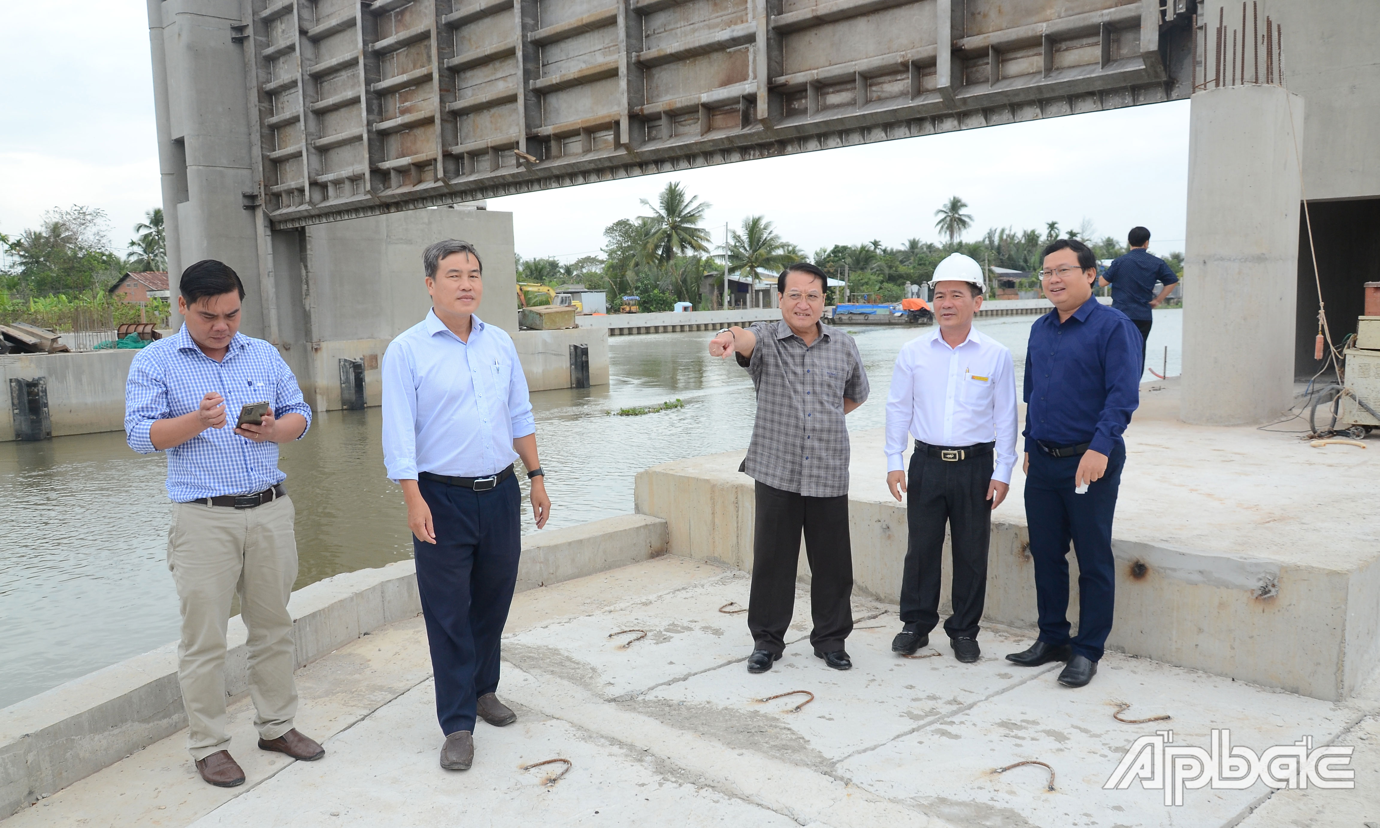 Đồng chí Phạm Văn Trọng kiểm tra tiến độ cống Rạch Gầm.