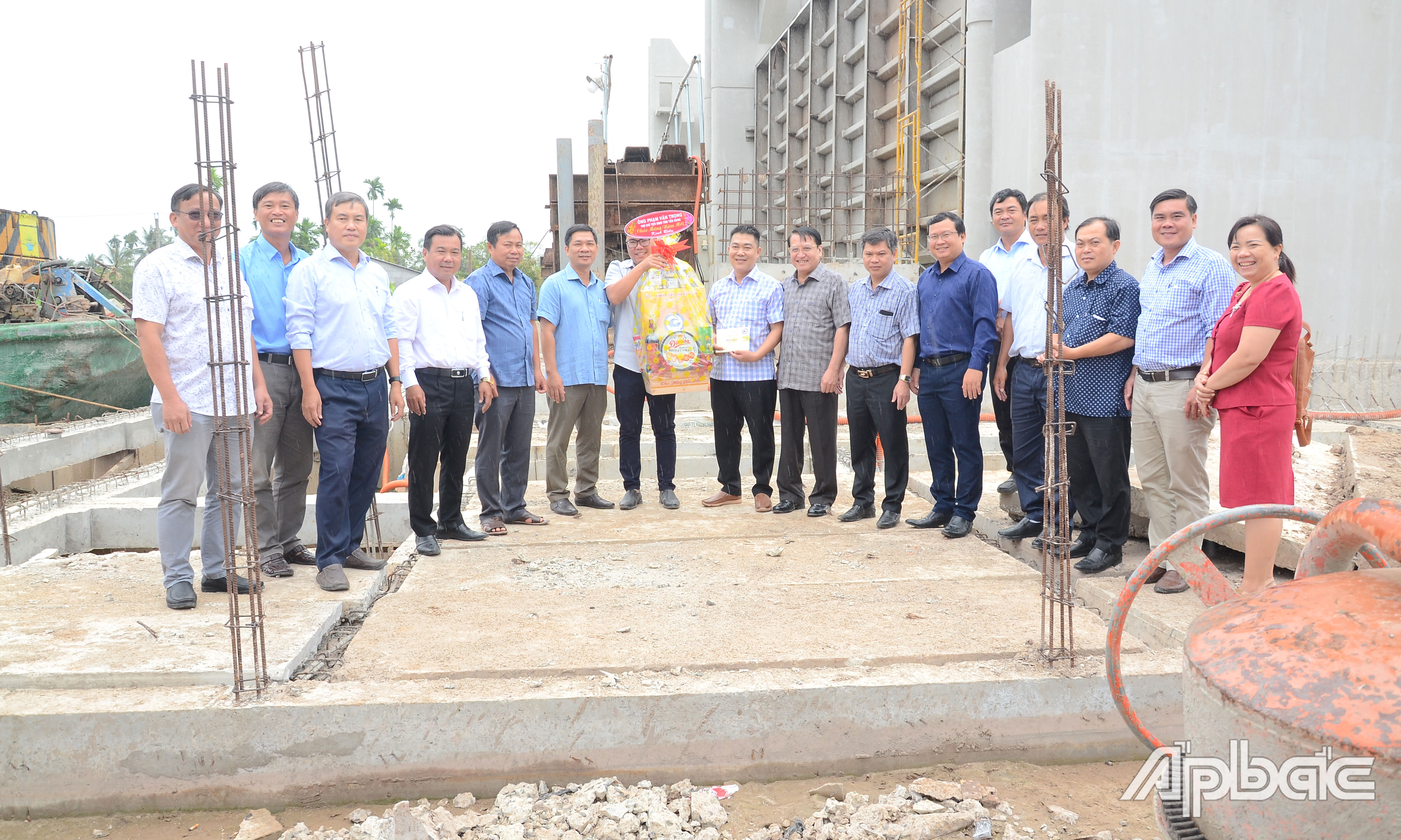 Đồng chí Phạm Văn Trọng tặng quà nhà thầu thi công cống Phú Phong.