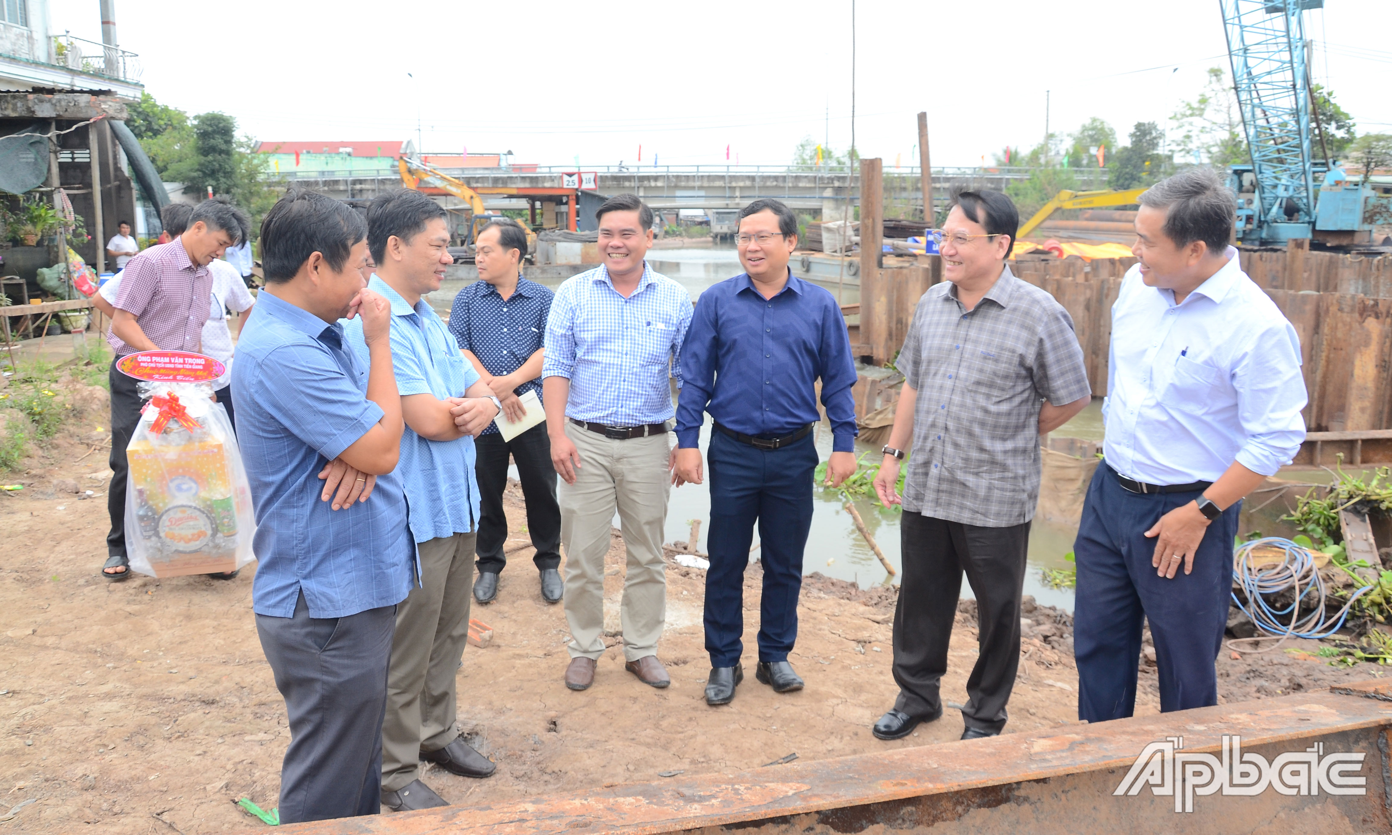Đồng chí Phạm Văn Trọng kiểm tra tiến độ cống Mù U.