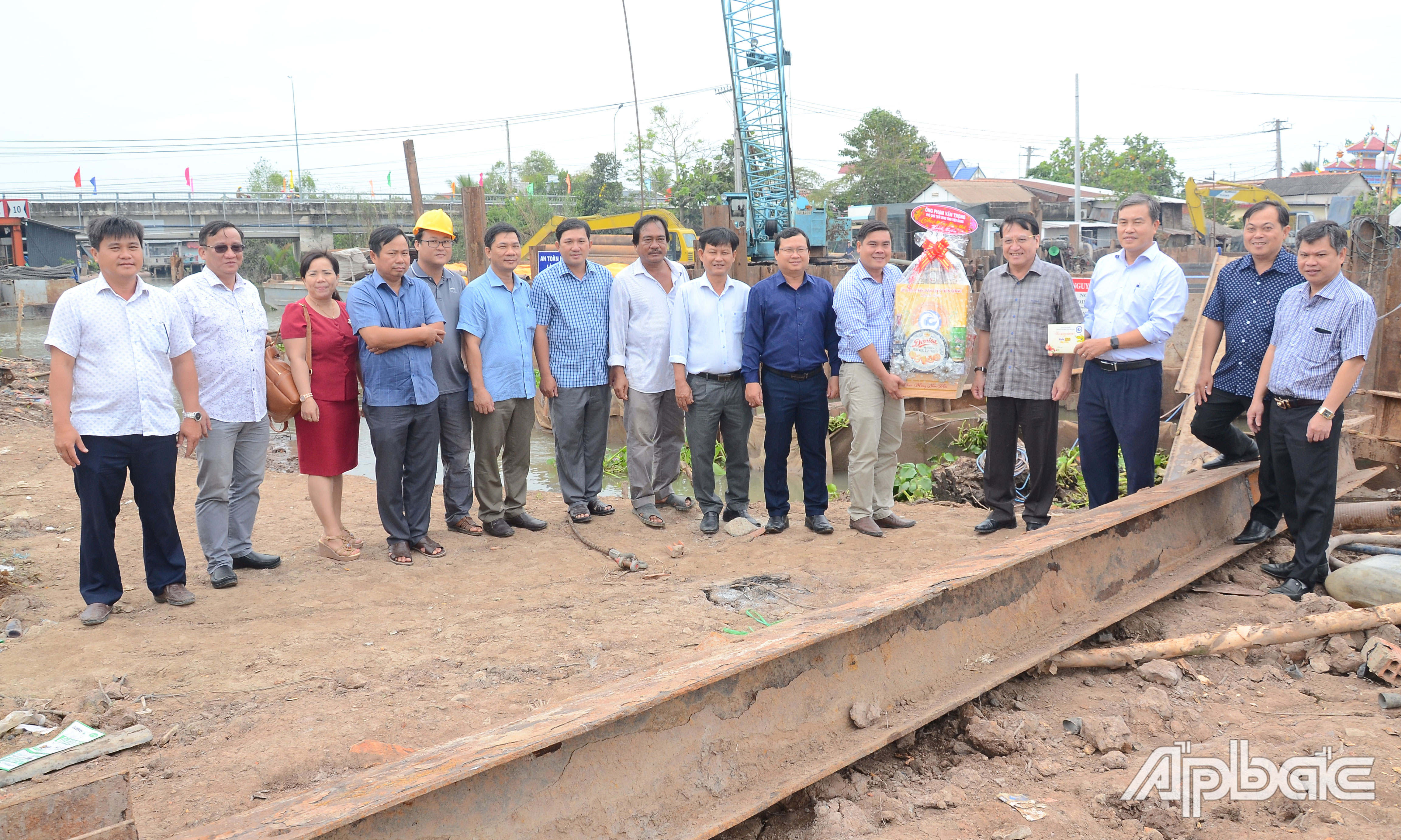 Đồng chí Phạm Văn Trọng tặng quà nhà thầu thi công cống Mù U.