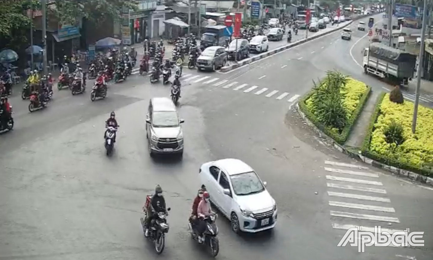 Ngã tư Đồng Tâm tập trung 1 lượng lớn xe máy chiều 29-1.