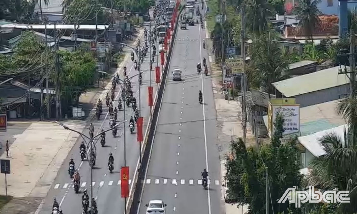 Các phương tiện trên quốc lộ 1 đa phần là xe máy. Ảnh quốc lộ 1 điểm gần cầu Rượu chiều 29-1.