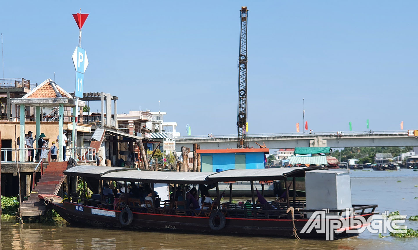 Bến tàu Du lịch Cái Bè tấp nập đón khách du lịch những ngày tết. 