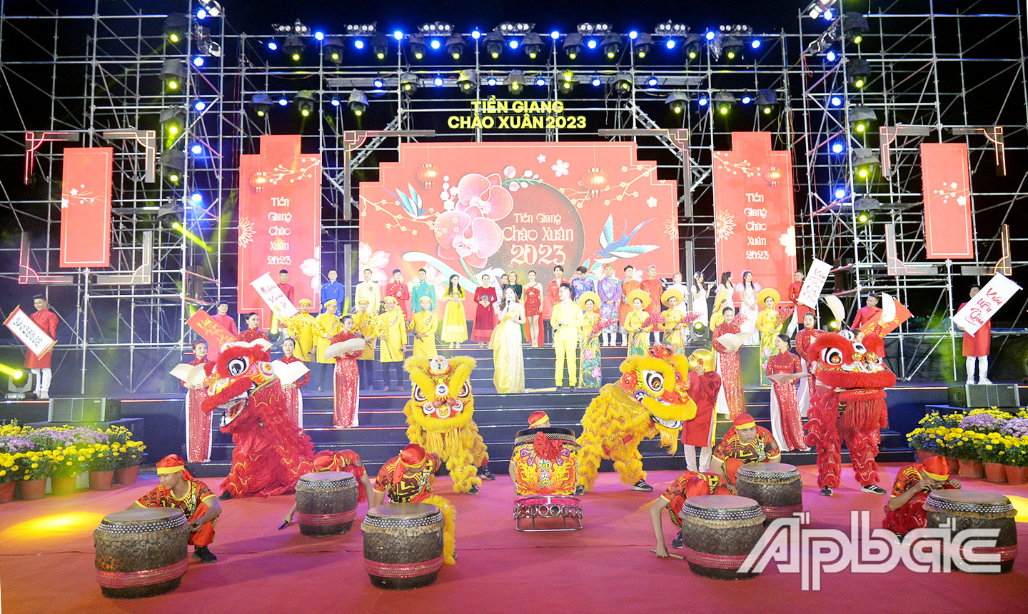 Biểu diễn văn nghệ tại Chương trình nghệ thuật chào năm mới Xuân Quý Mão 2023 với chủ đề “Tiền Giang chào Xuân 2023”.                        Ảnh: V. THẢO