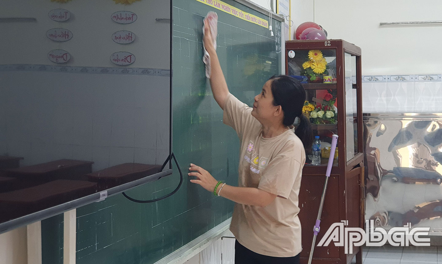 Vệ sinh trường lớp chuẩn bị đón học sinh trở lại trường sau kỳ nghỉ Tết Nguyên đán 2023. 