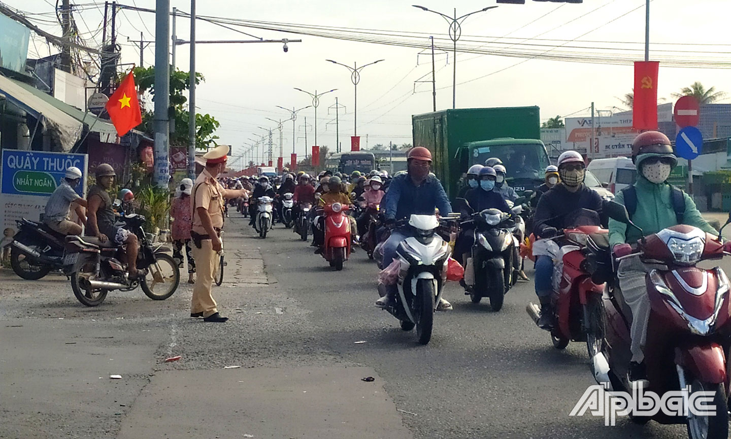 Hầu hết tại các chốt đèn trên quốc lộ 1 đều có lực lượng điều tiết.